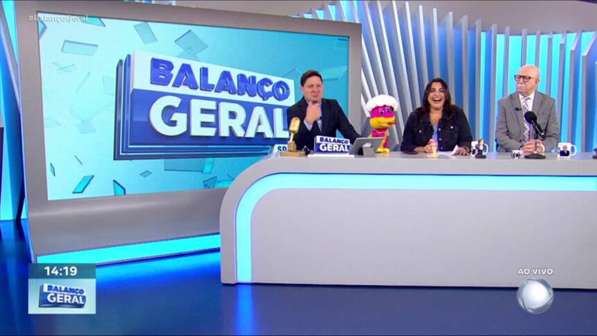 Eelandro Passaia, Cobra Judite, Fabíola Reipert e Renato Lombardi sorridentes na bancada do A Hora da Venenosa