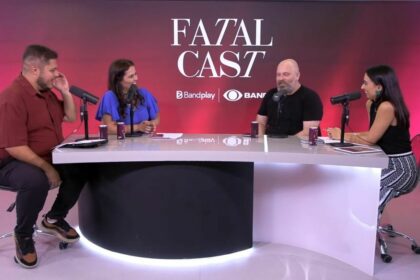 Apresentadores do FatalCast sentados na mesa do Podcast da Band