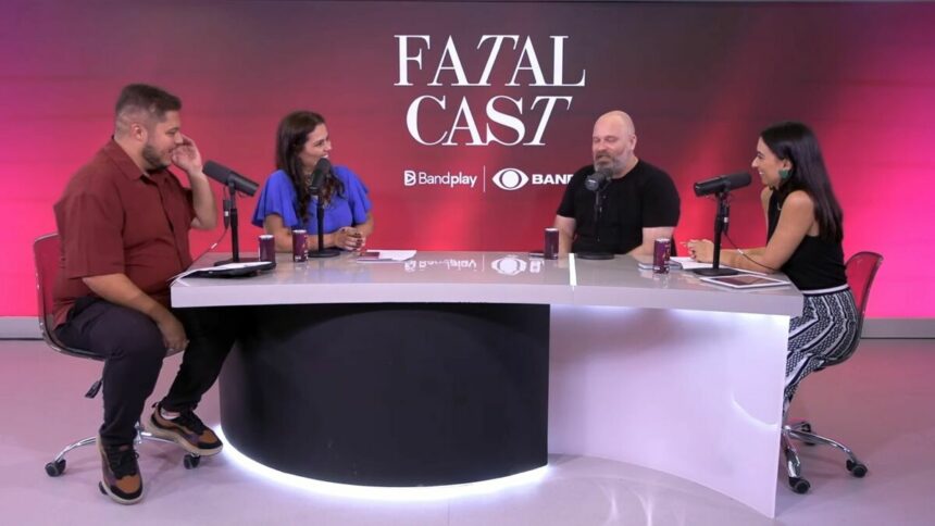 Apresentadores do FatalCast sentados na mesa do Podcast da Band