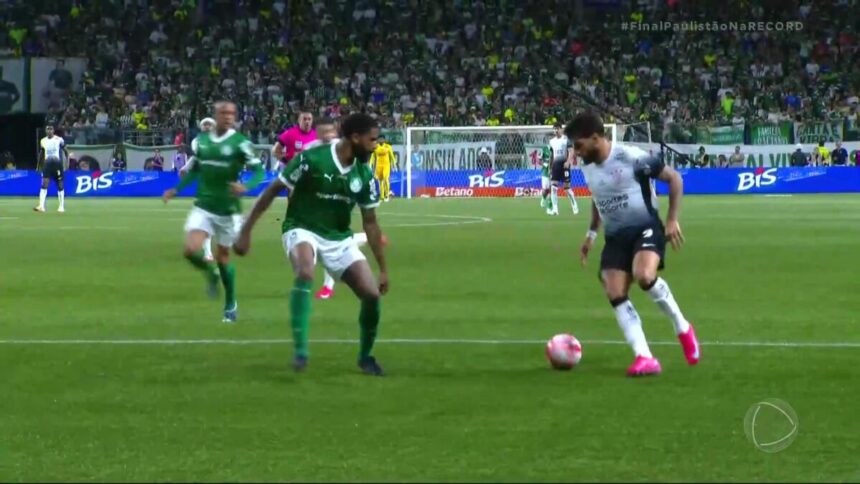 Momento em que Yuri Alberto dribla jogador do Palmeiras e faz o gol do Corinthians na final do Paulistão com transmissão da RECORD