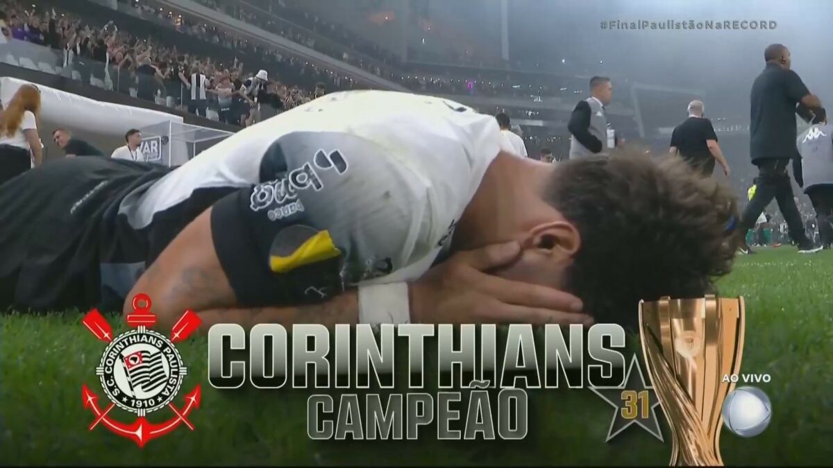 Jogador do Corinthians cai no chão da arena emocionado com a vitória no Paulistão 2025 na transmissão da RECORD