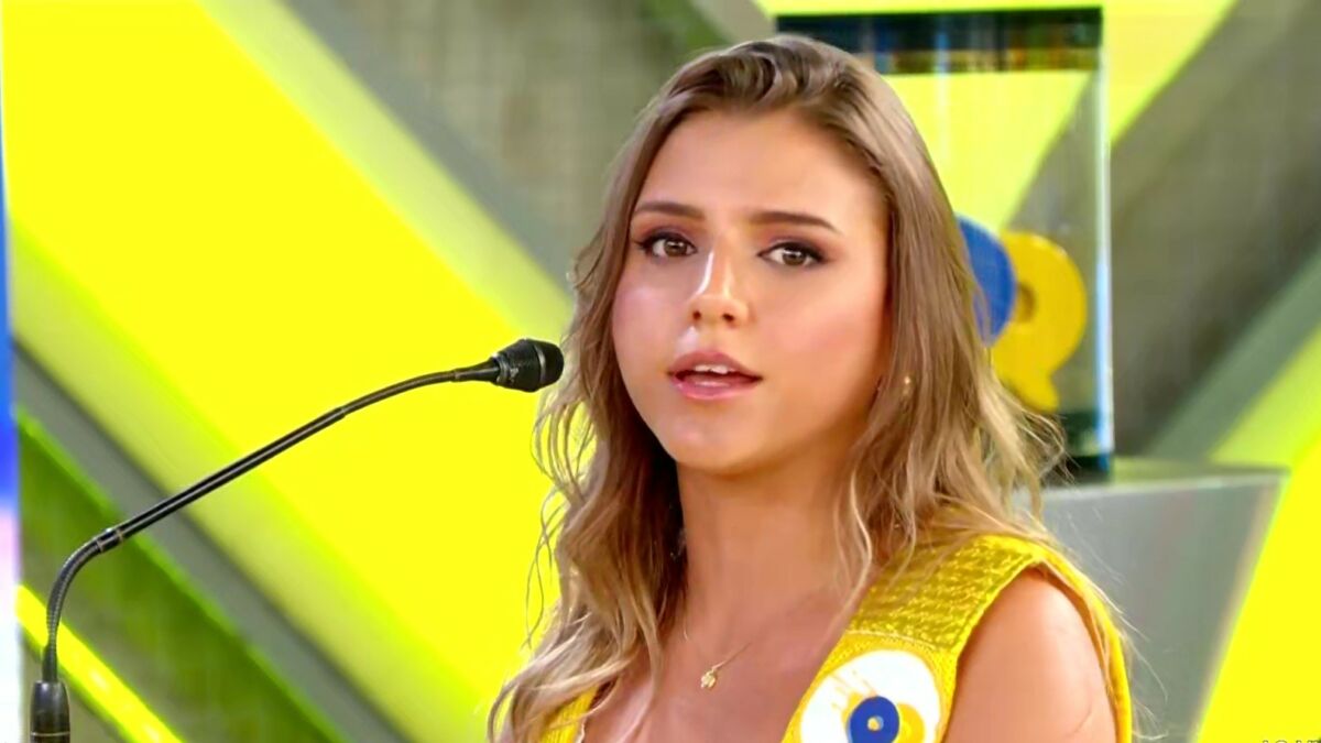 Atriz Giulia Nassa fala da novela A Caverna Encantada no microfone do Passa ou Repassa no Domingo Legal