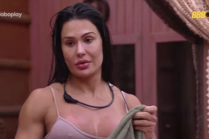 Gracyanne Barbosa olhando para Thamiris no quarto nordeste, na madrugada do BBB 25