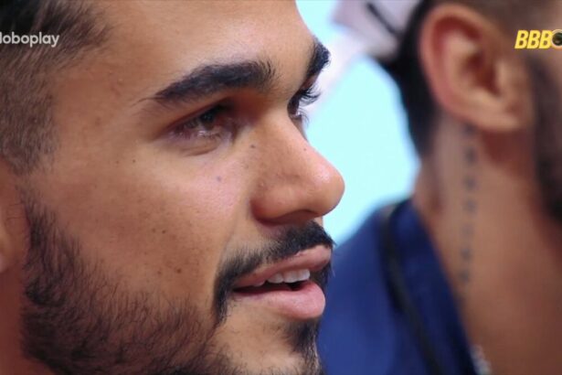 João Gabriel sorrindo com os olhos cheios de lágrimas