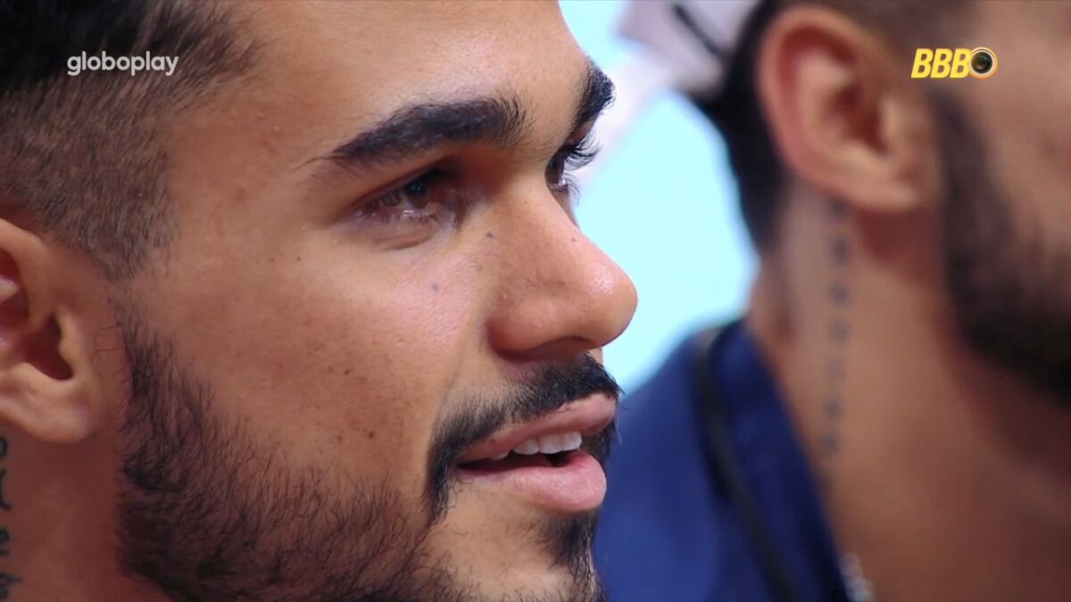 João Gabriel sorrindo com os olhos cheios de lágrimas