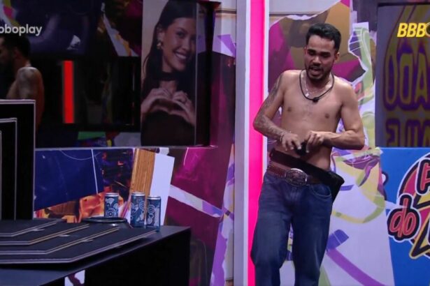 Sem camisa, João Pedro acha última chave e comemora na frente dos baús do barrado da festa da líder Vitória Strada no BBB 25