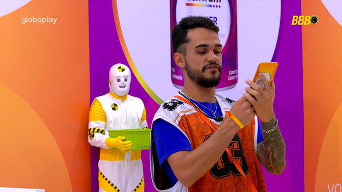 João Gabriel ler card que o eliminou