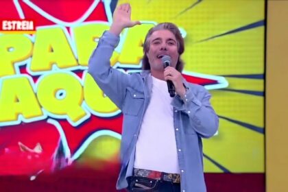 João Kléber levanta o braço no cenário do novo programa