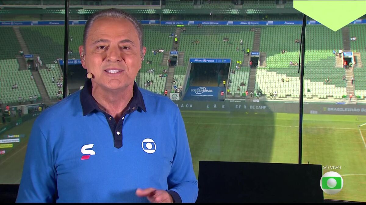 Luís Roberto com o fardamento da TV Globo no estádio da transmissão do Brasileirão 2025