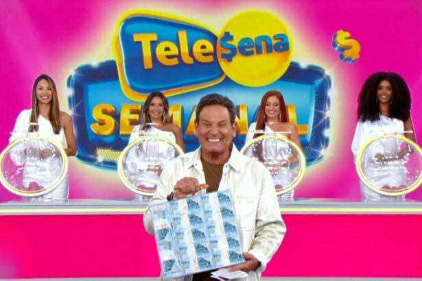 Luiz Ricardo segura maleta com cédulas de 100 reais no cenário rosa da Tele Sena Semanal edição 44