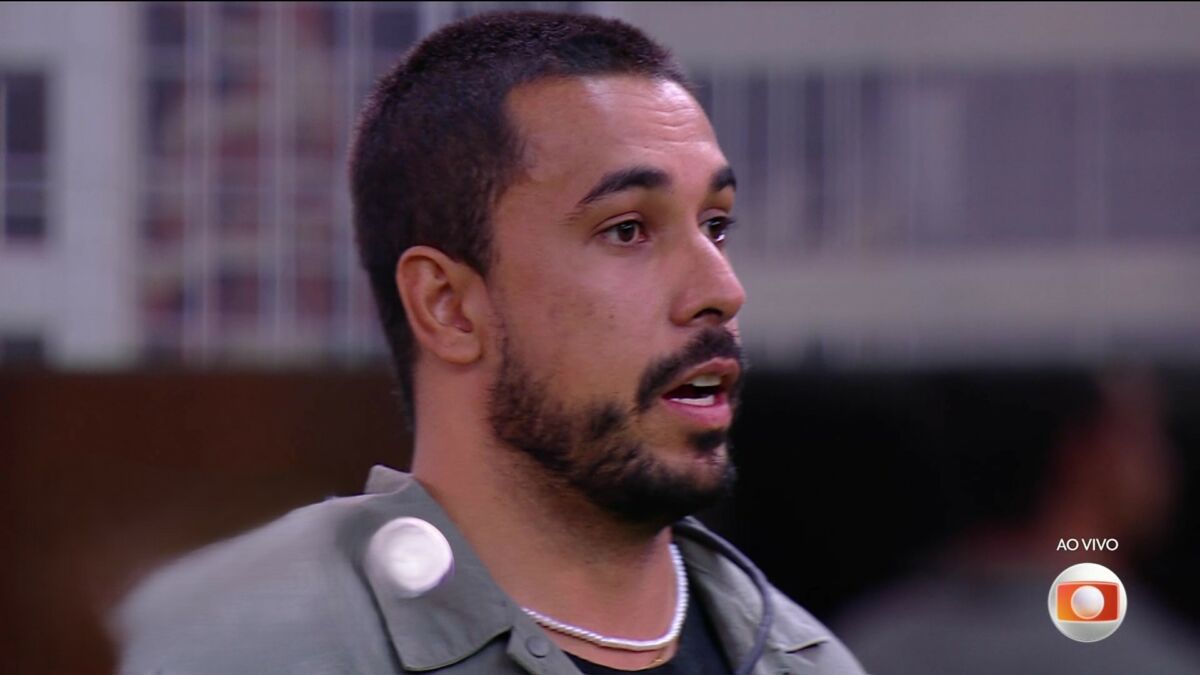 Maike no gramado do BBB 25 durante o sincerão que mexeu com enquete