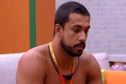 Maike olha para o chão do quarto do líder do BBB 25