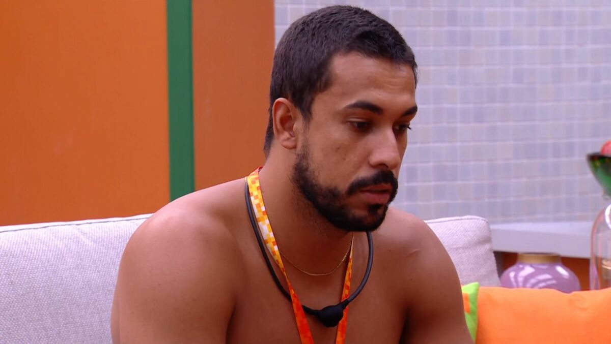 Maike olha para o chão do quarto do líder do BBB 25