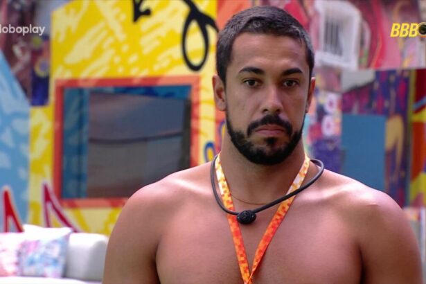 Maike com o colar do líder no gramado do BBB 25 conversando com Eva