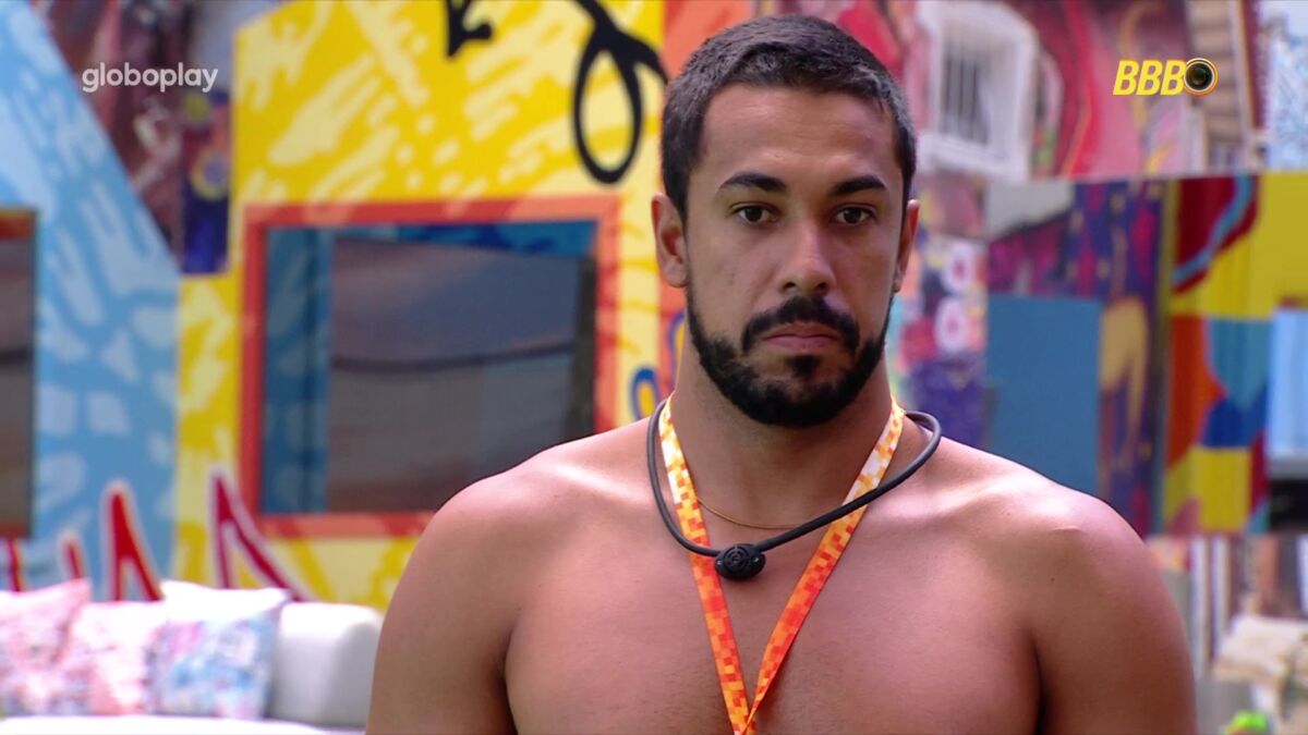 Maike com o colar do líder no gramado do BBB 25 conversando com Eva