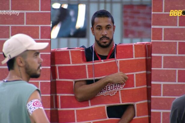 Maike vestido de Castigo de Monstro no meio do muro no gramado do BBB 25