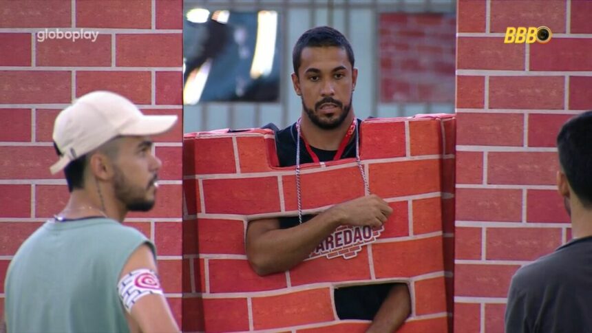 Maike vestido de Castigo de Monstro no meio do muro no gramado do BBB 25