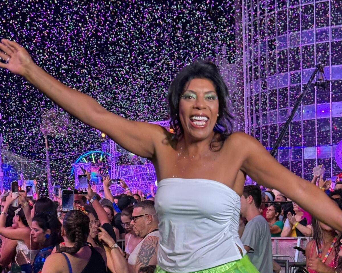 Marcia Fu com os braços abertos em show