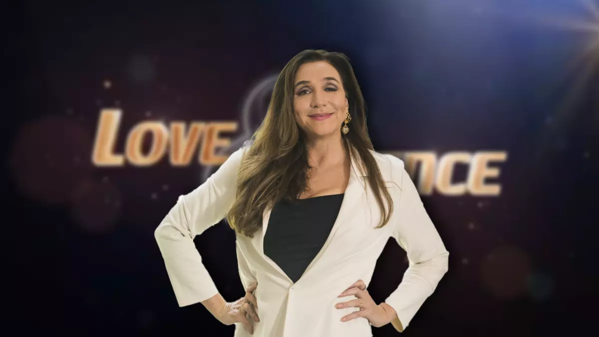 Marisa Orth em frente ao logo do Love & Dance da RECORD
