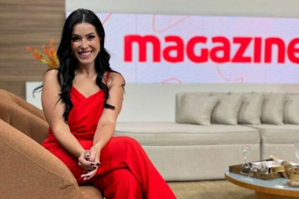 Naiandra Amorim está com uma roupa vermelha sentada no cenário do Magazine