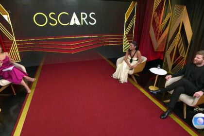 Maria Beltrão, Dira Paes e Waldemar Dalenogare no cenário do Oscar 2025 na TV Globo que imita um tapete vermelho