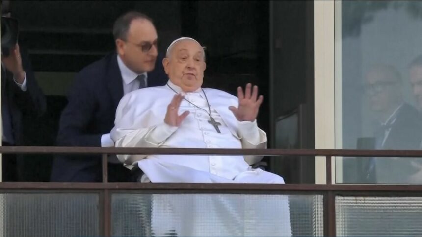 Papa Francisco na janela do hospital onde estava internado acenando para a multidão
