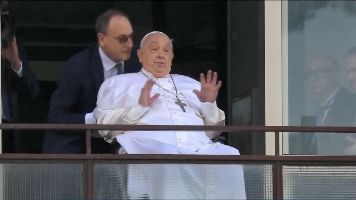Papa Francisco na janela do hospital onde estava internado acenando para a multidão