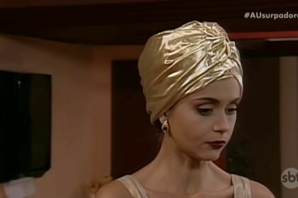 Paulina, disfarçada de Paola Bracho, com um turbante dourado na cabeça em cena da estreia de A Usurpadora no SBT