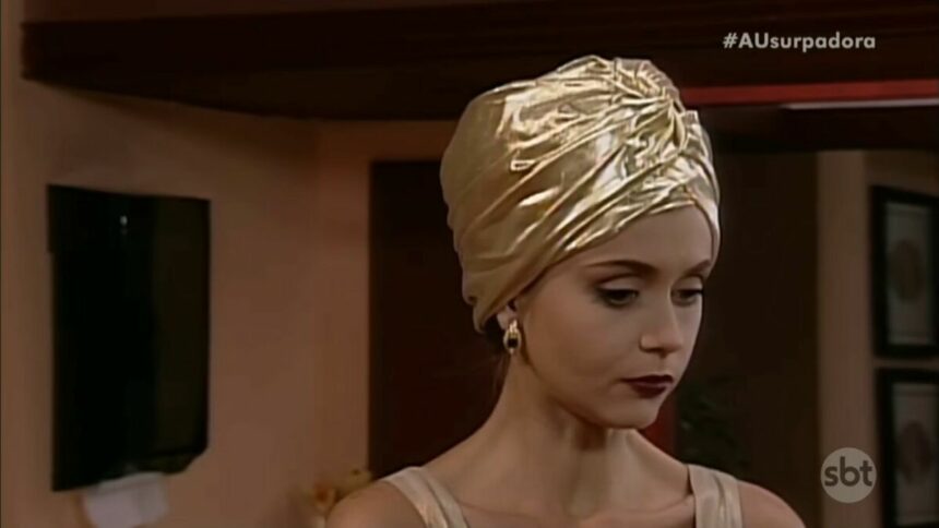 Paulina, disfarçada de Paola Bracho, com um turbante dourado na cabeça em cena da estreia de A Usurpadora no SBT