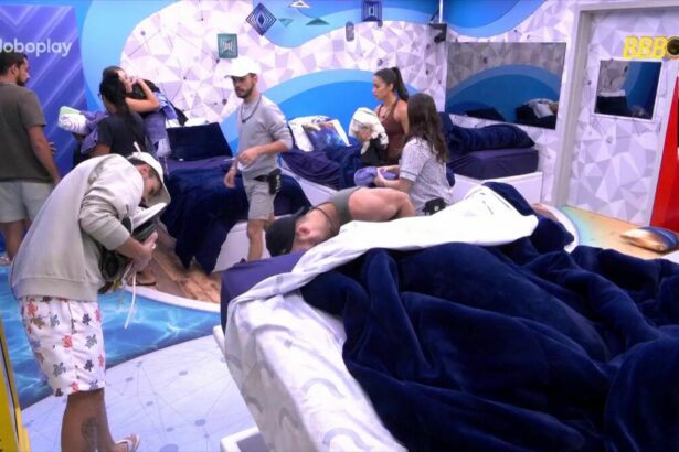 Brothers vasculham roupas e objetos no quarto Fantástico antes de ser fechado no BBB25