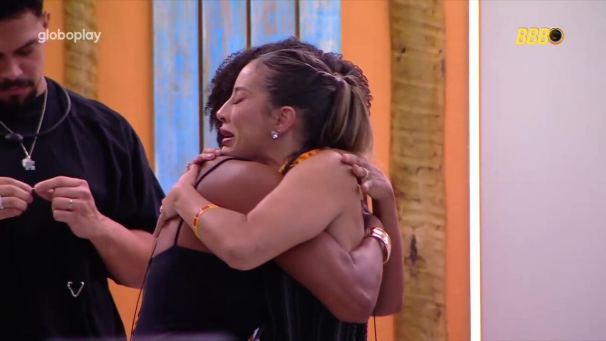 Renata chora abraçada a Aline na porta de entrada do BBB 25