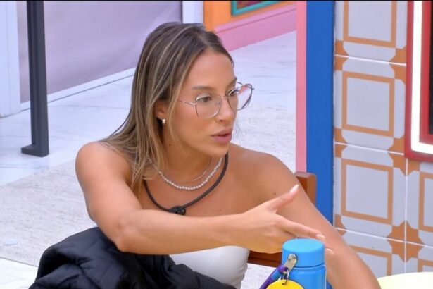 Renata de ósculos de grau e com semblante assustado na cozinha do BBB 25