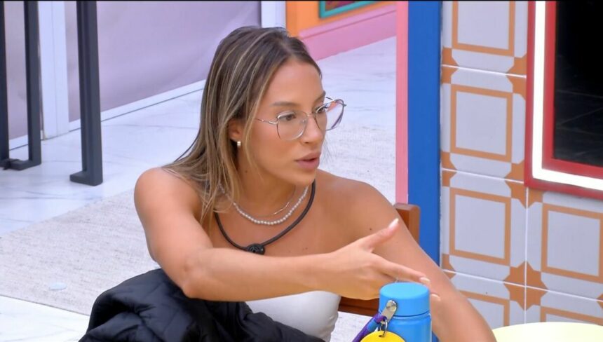 Renata de ósculos de grau e com semblante assustado na cozinha do BBB 25