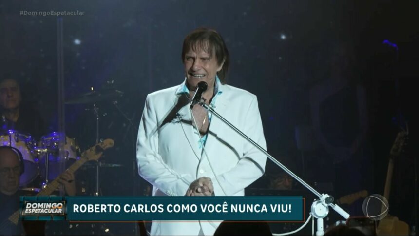 Roberto Carlos cantando em cima do palco em reportagem especial da RECORD