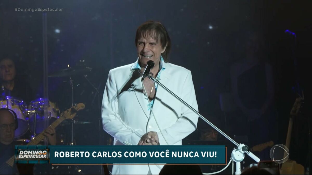Roberto Carlos cantando em cima do palco em reportagem especial da RECORD