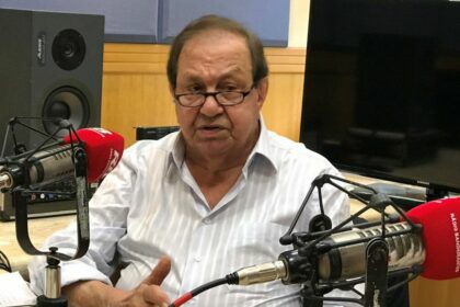 Salomão Ésper em frente ao microfone da Rádio Bandeirantes