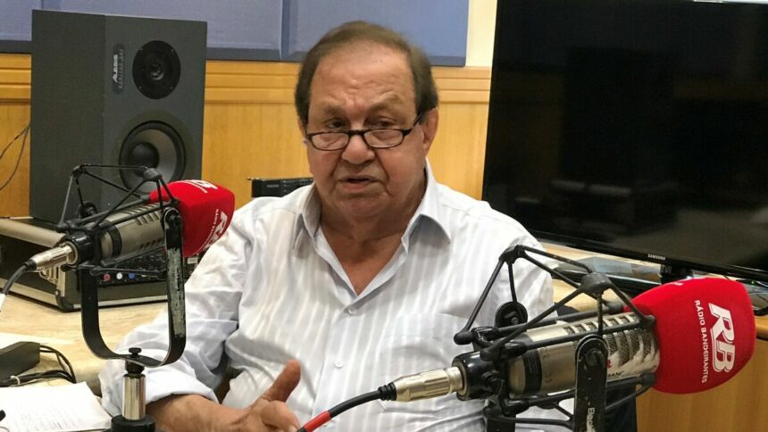 Salomão Ésper em frente ao microfone da Rádio Bandeirantes