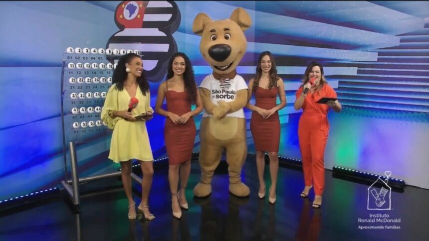 Mascote do São Paulo dá Sorte entre os apresentadores na abertura do sorteio deste domingo, 09/03/2025