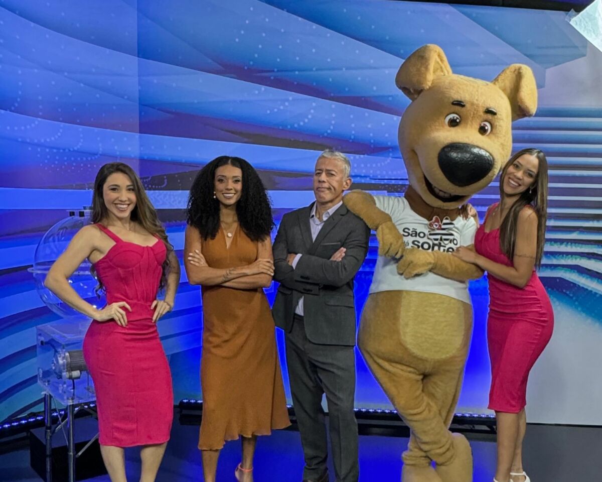 Mascote do São Paulo dá Sorte entre os apresentadores na abertura do sorteio deste domingo, 23/03/2025