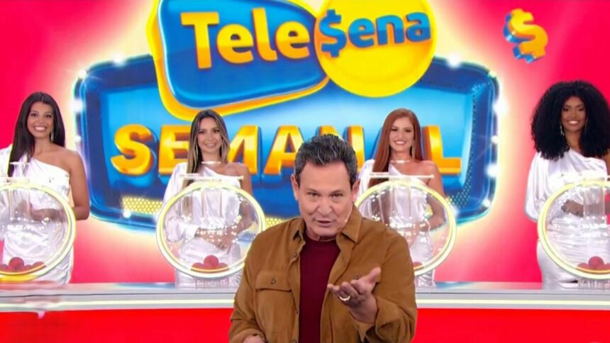 Luiz Ricardo no cenário vermelho da Tele Sena Semanal edição 42