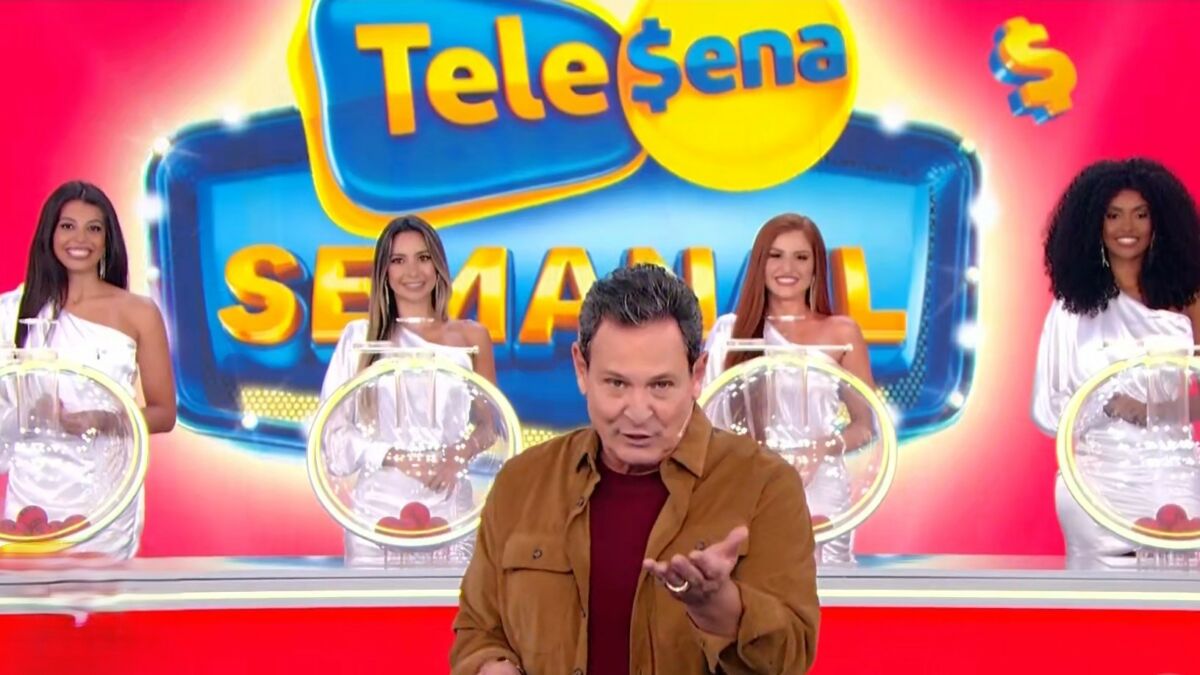 Luis Ricardo no cenário vermelho da Tele Sena Semanal
