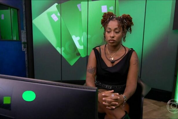 Thamiris com semblante sério olhando para tela no confessionário