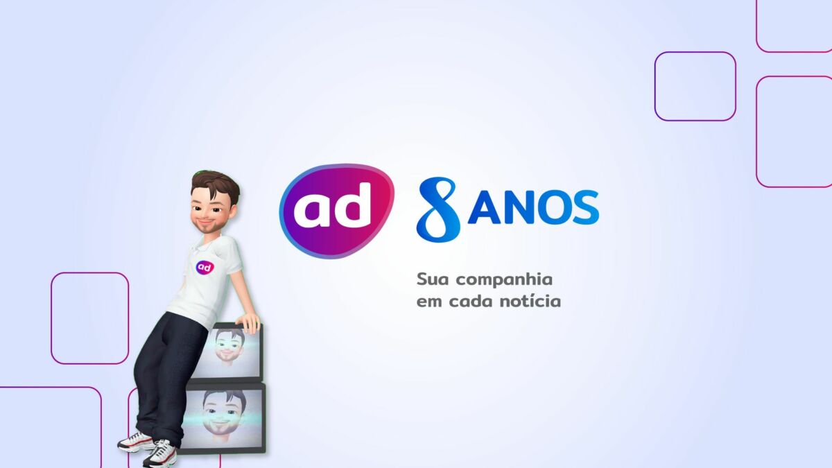 Toninho, sentado em cima de duas televisões, na capa dos 8 anos do Portal Alta Definição