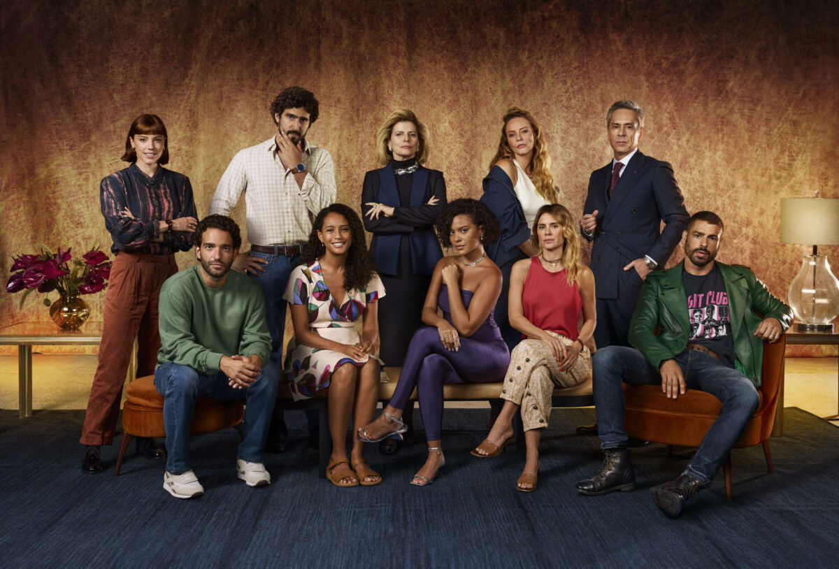 Solange (Alice Wegmann), Afonso Roitman (Humberto Carrão), Ivan (Renato Góes), Raquel (Taís Araujo), Odete Roitman (Débora Bloch), Maria de Fátima (Bella Campos), Heleninha (Paolla Oliveira), Leila (Carolina Dieckmann), Marco Aurélio (Alexandre Nero) e César (Cauã Reymond) em um dos cenários de Vale Tudo