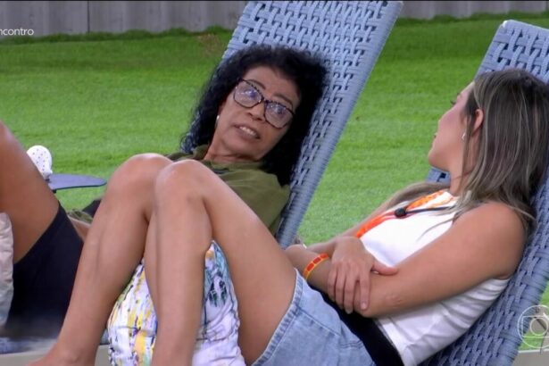 Vilma e Renata conversando sobre Aline no gramado do BBB 25