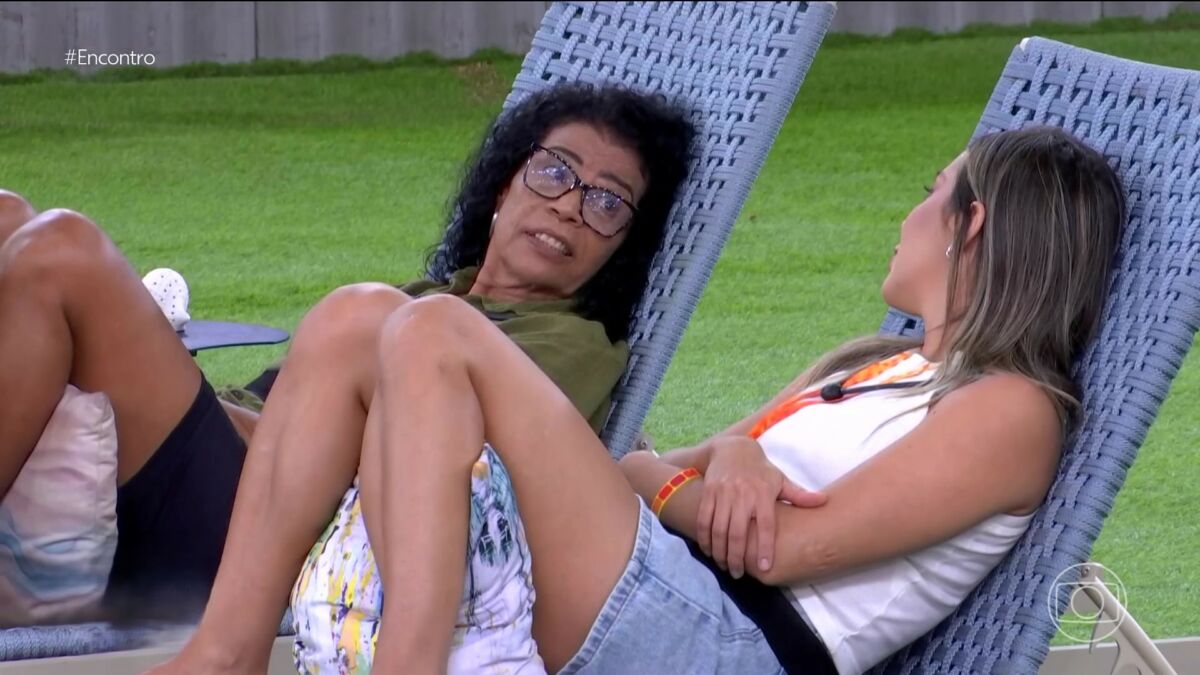 Vilma e Renata conversando sobre Aline no gramado do BBB 25