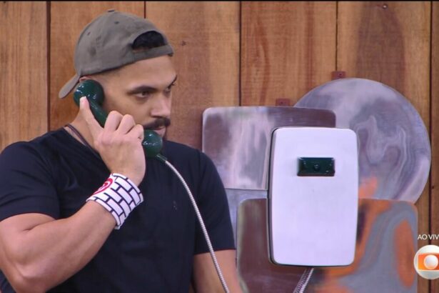 Vinicius segura Big Fone no gramado do BBB 25