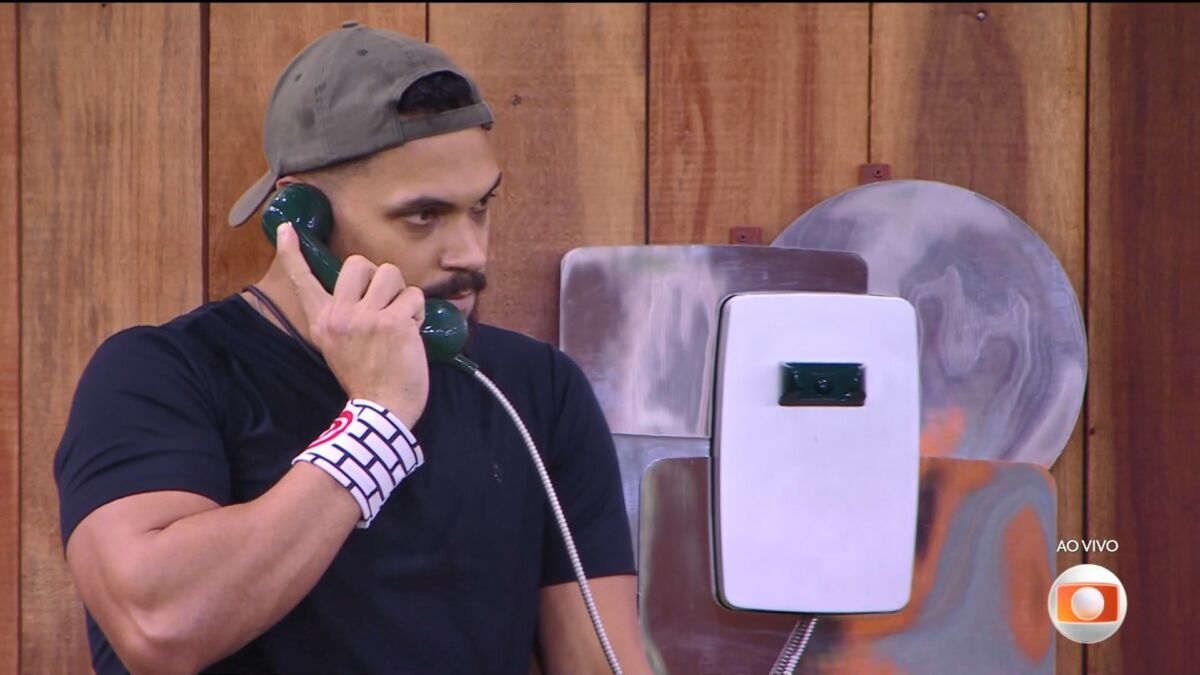 Vinicius segura Big Fone no gramado do BBB 25