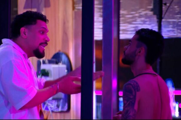Vinicius de camisa branca olha para João Gabriel durante discussão na Festa do Líder do BBB 25