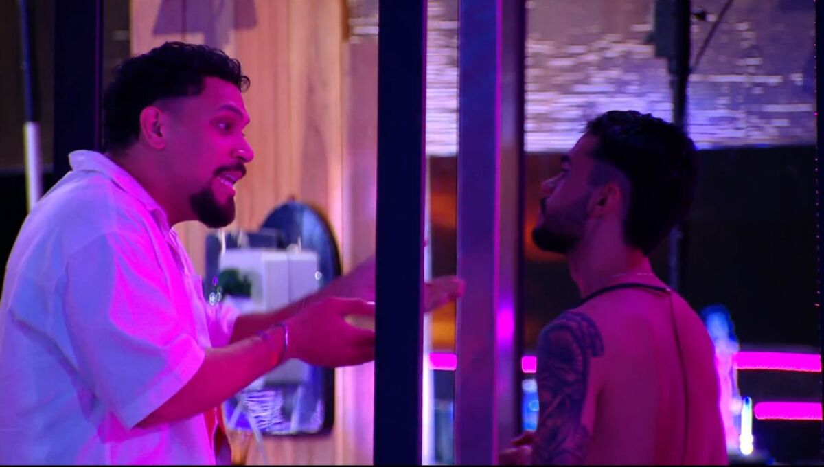 Vinicius de camisa branca olha para João Gabriel durante discussão na Festa do Líder do BBB 25